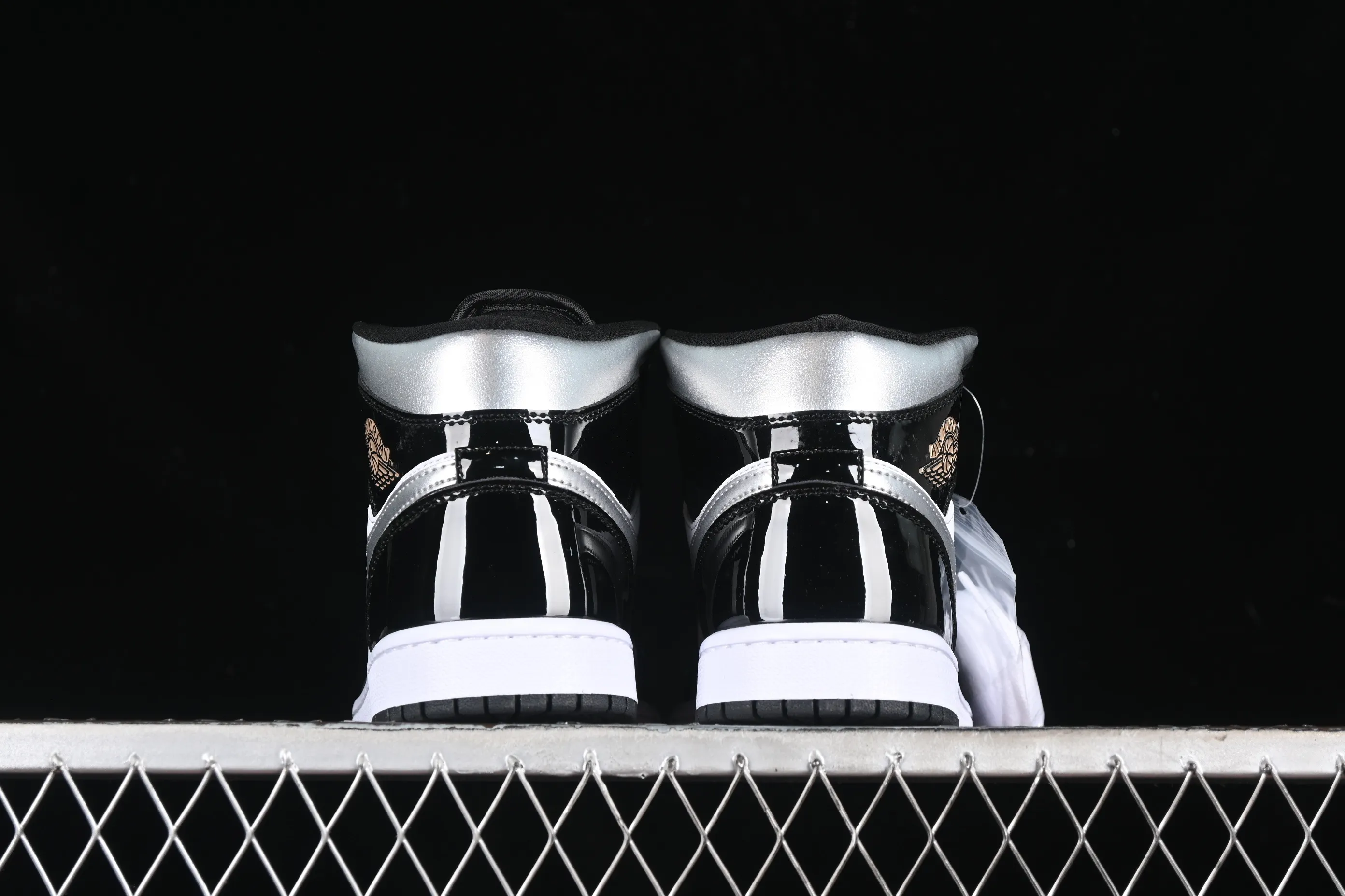 All categories Air Jordan Jordan series basketball shoes Air Jordan 1 Mid Air Jordan 1 Mid AJ1 Joe 1 white, black and silver color Zhongbang basketball shoes HV0789-010